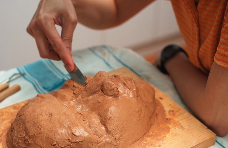 Sculpting a face, in clay